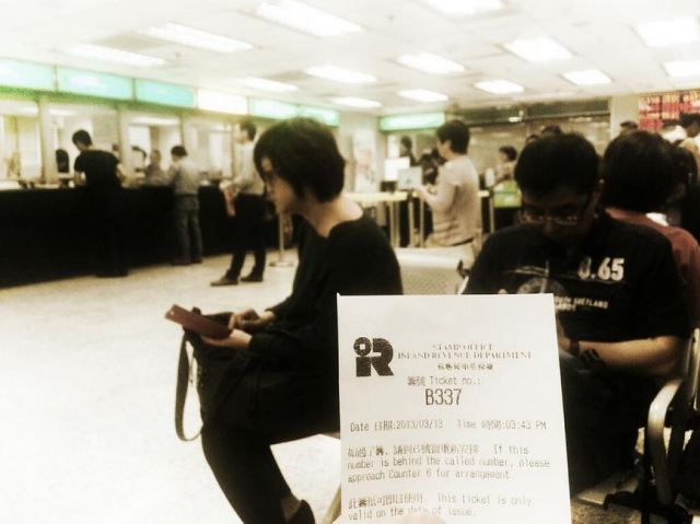 HKGovt_Waiting_In_Line